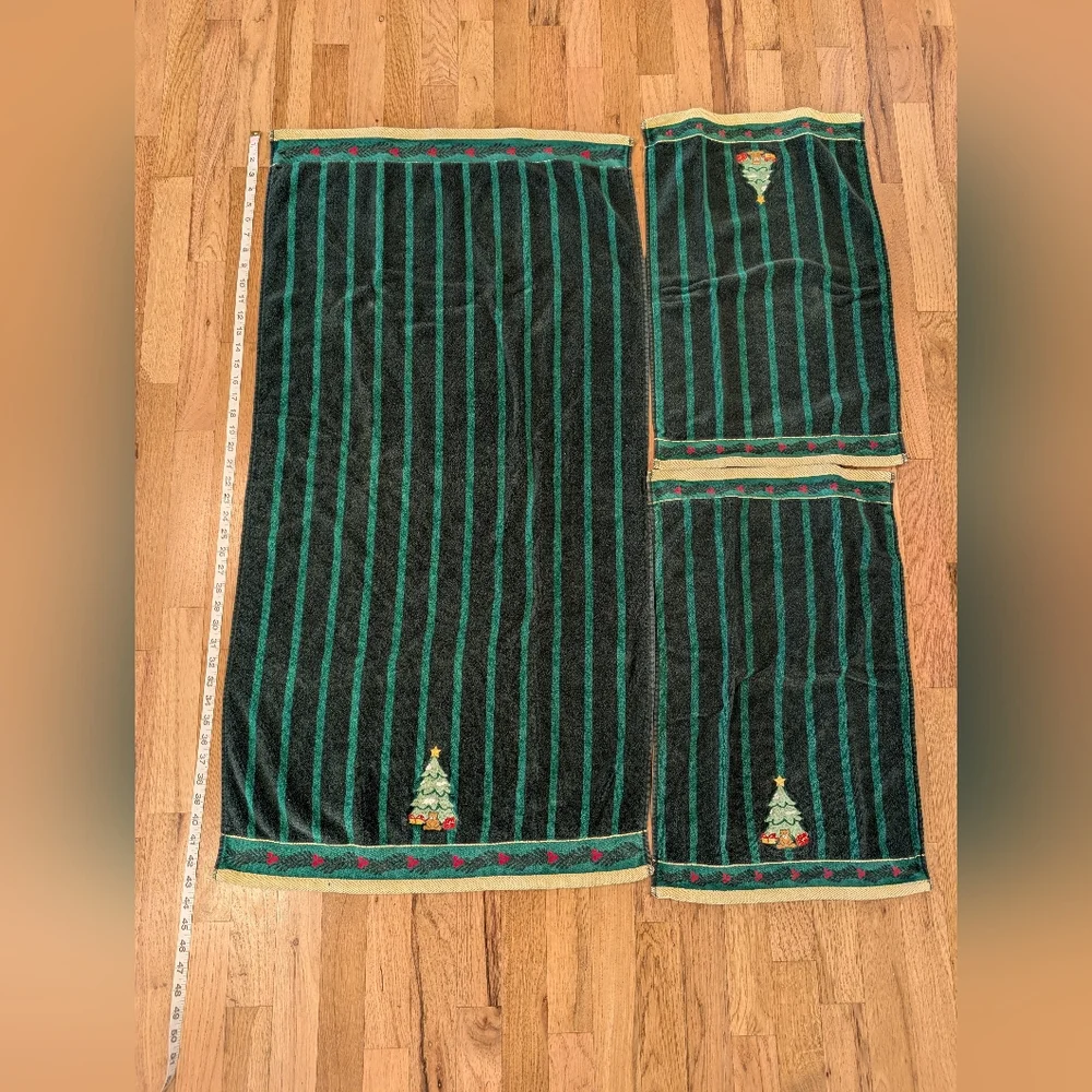 Vtg Linens N Things Christmas Towel Set Bath Hand Towels Velour USA Embroidered